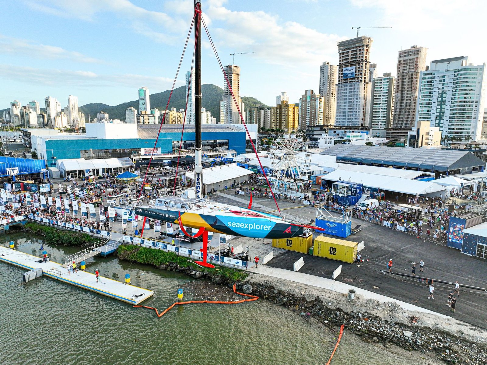 Píer e Vila da Regata na Beira Rio